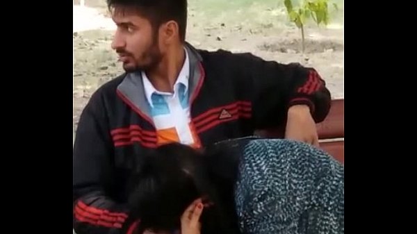 Kaathalargal parkil sunniyai sappi sex seigiraargal - Hidden cam