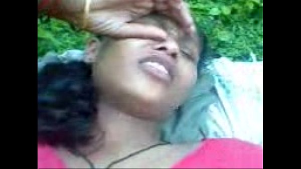 Anniyai kozhunthan paduka vaithu sexyaaga pavadaiyai thuki ookiraan