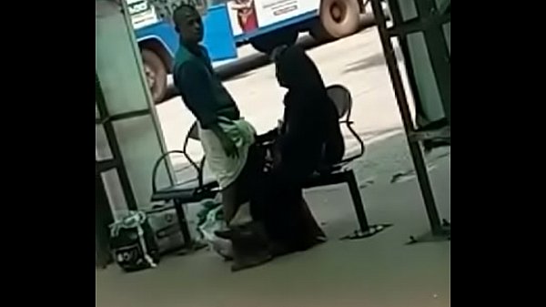 Vellore bus nilaiyathil vibachaari kai adithu vidugiraal - Blowjob video
