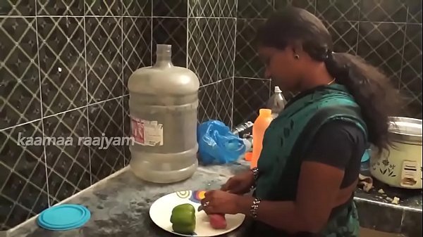Velaikaariyai ragasiyamaaga katti pidithu sex seigiraan - sex video