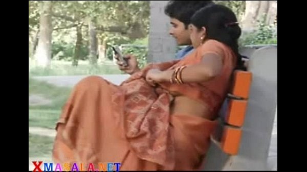 Aunty mulaiyai ilamaiyaana paiyan thadavugiraan - Hidden cam