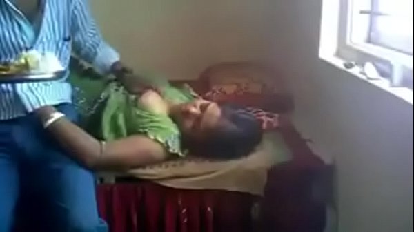 Sexyaana manavi kanavan sunni mulaiyai thadavi kolugiraargal - sex video