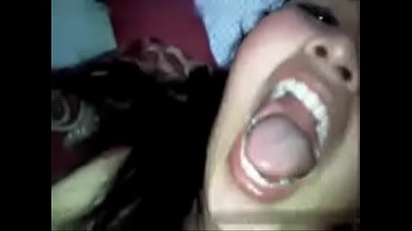 Manaivi vaayil sunni kanjai adithu uutrugiraan - Blowjob video