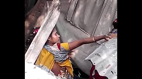 Aunty sexyaana mulaiyai kanbithu kulikiraal - Hidden cam sex videos