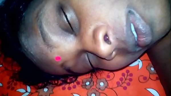 Sexyaana karupu sunniyai aunty kuthiyil mulaiyai thadavi ookum kaathalan