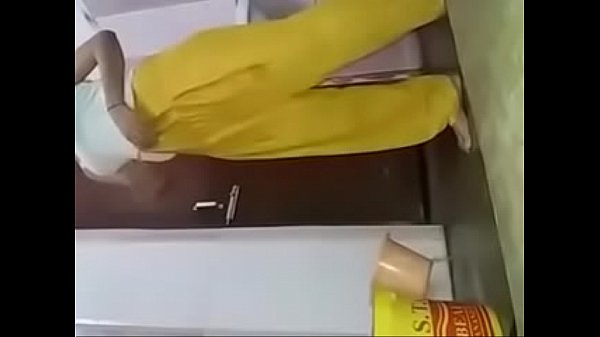 Kuliyal araiyil nirvaanamaaga kulithu mulai kuthiyai kanbikiral - sex video