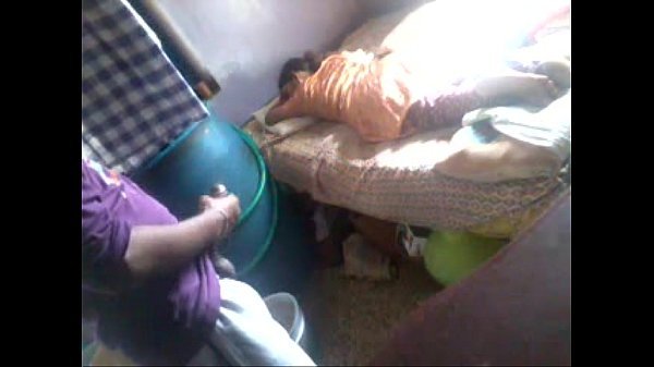 Kaama veriyan urangum thangaiyai paarthu kai adikiraan - sex video