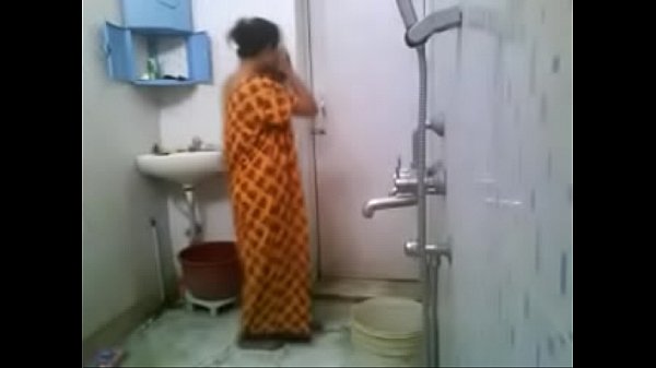 Manaivi nirvaanamaaga mulai kuthiyai theithu kulikiral - sex video