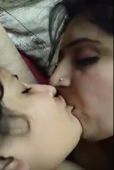 hostel-lesbian-couples