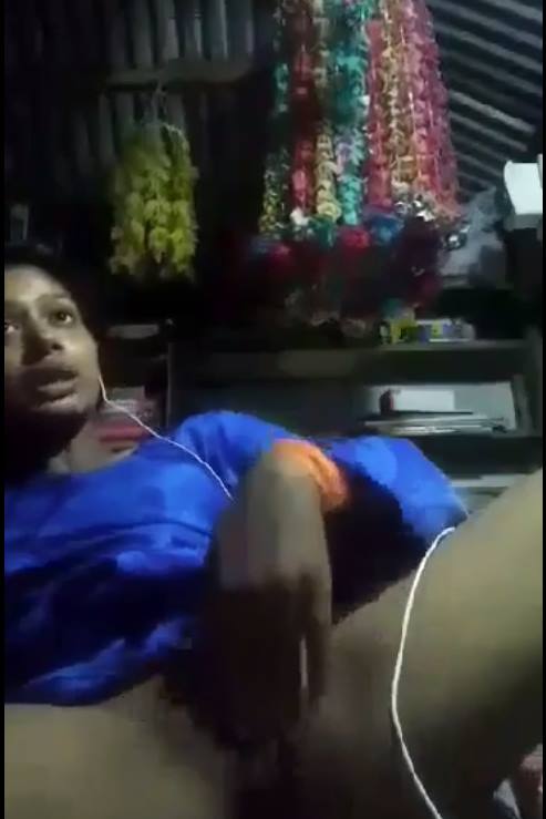 pundai-thadavum-kirmathu-college-girl