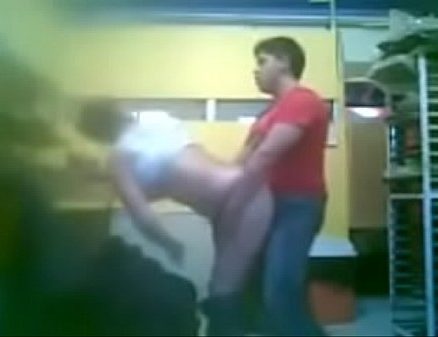 Kadaiyil ragasiyamaaga velaikariyai cow nilaiyil ookum tamil sex video
