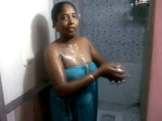 Salem aunty bathroomil pavadai kati kulikum sex video